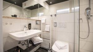 junior-suite-badezimmer-privatklinik-vianova